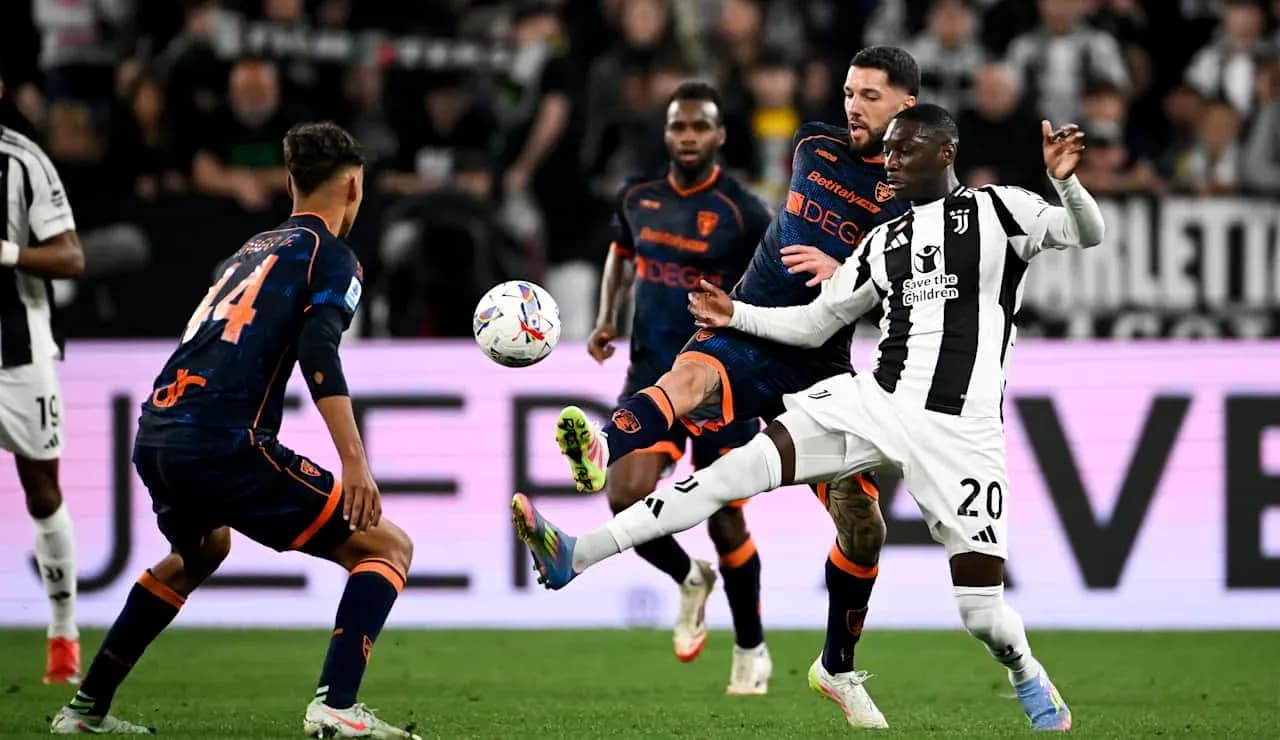 Jugadores de Lecce y Juventus en acción Jugadores de Lecce y Juventus en acción
