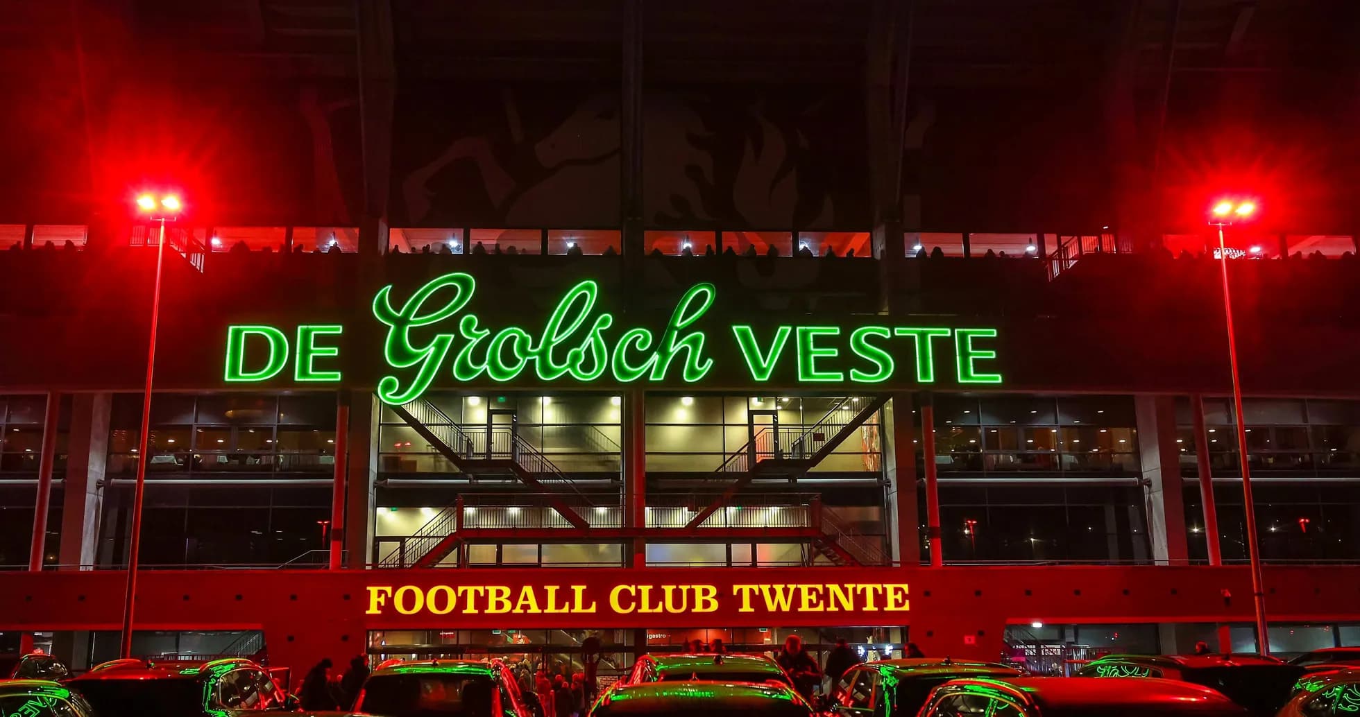 Fachada iluminada del estadio De Grolsch Veste Fachada iluminada del estadio De Grolsch Veste