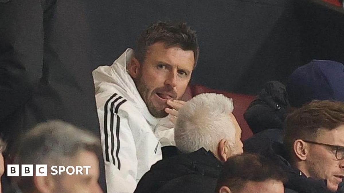 Entrenador observando el partido desde la grada Entrenador observando el partido desde la grada