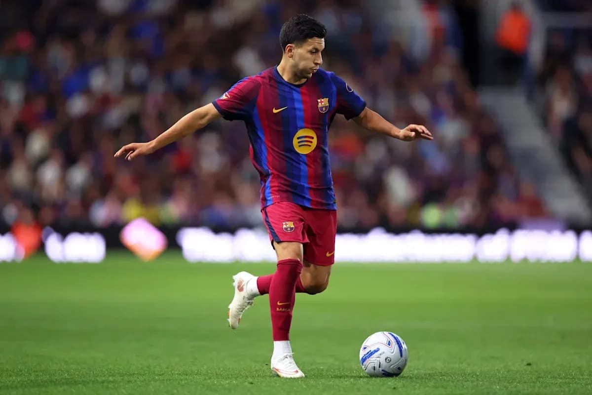 Jugador del FC Barcelona controlando el balón en el campo Jugador del FC Barcelona controlando el balón en el campo