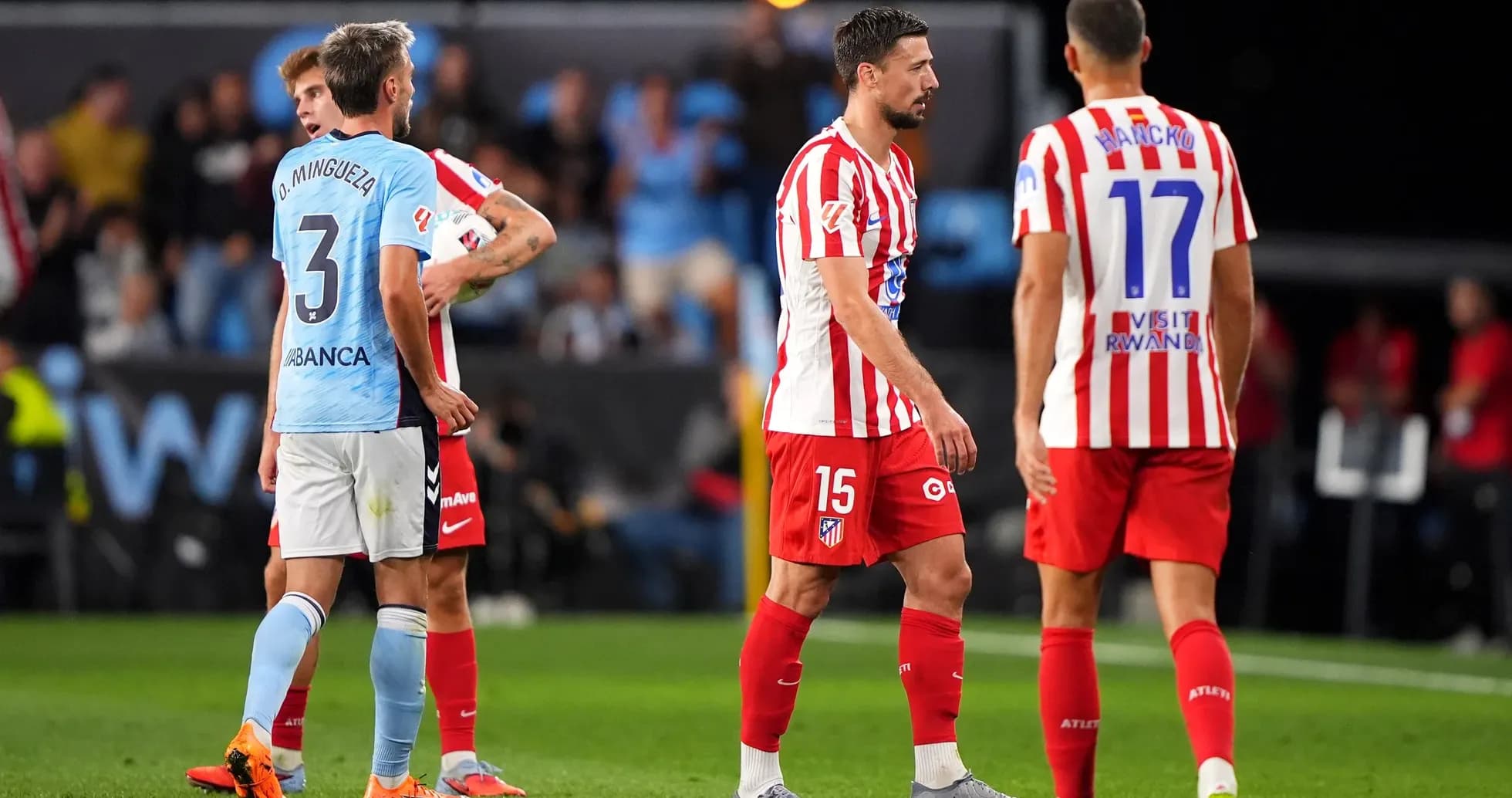Jugadores de Atlético Madrid y Celta Vigo en el campo Jugadores de Atlético Madrid y Celta Vigo en el campo
