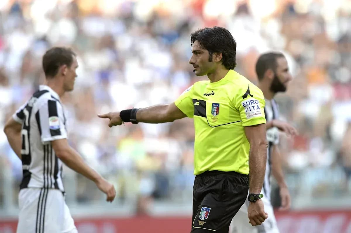 Árbitro señalando a un jugador de la Juventus Árbitro señalando a un jugador de la Juventus