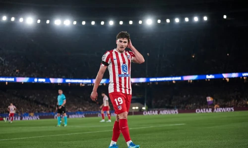 Jugador de Atlético de Madrid en partido de Champions Jugador de Atlético de Madrid en partido de Champions