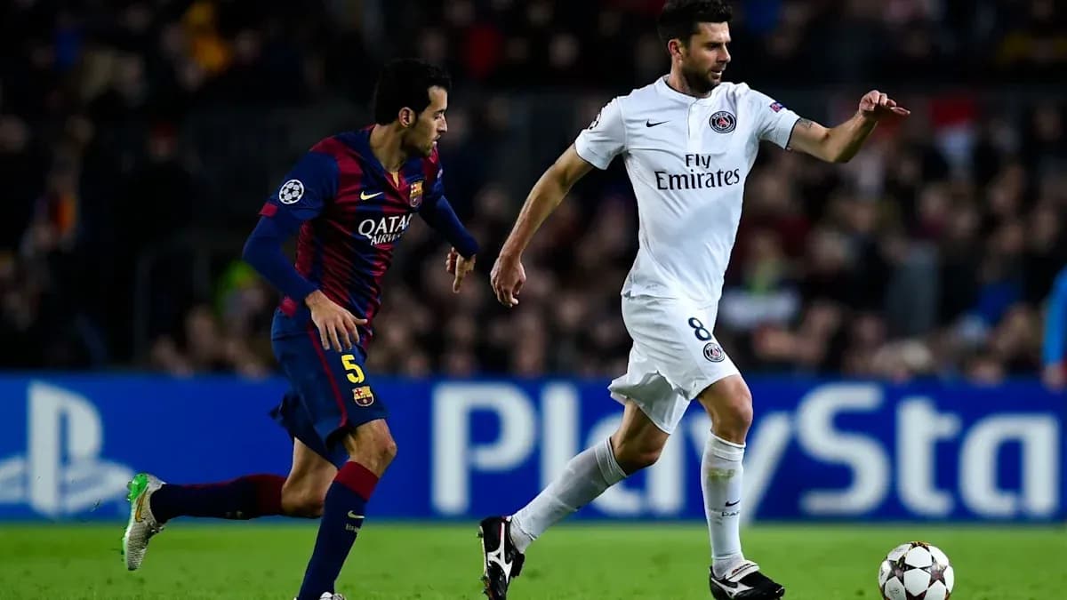 Jugadores de Barcelona y PSG compitiendo por el balón Jugadores de Barcelona y PSG compitiendo por el balón