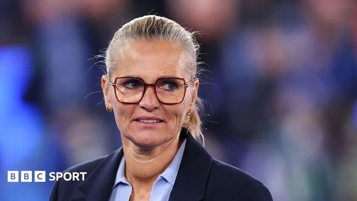 Mujer con gafas en evento deportivo Mujer con gafas en evento deportivo