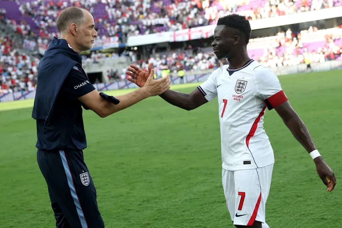 Entrenador y jugador de Inglaterra saludándose en el campo Entrenador y jugador de Inglaterra saludándose en el campo