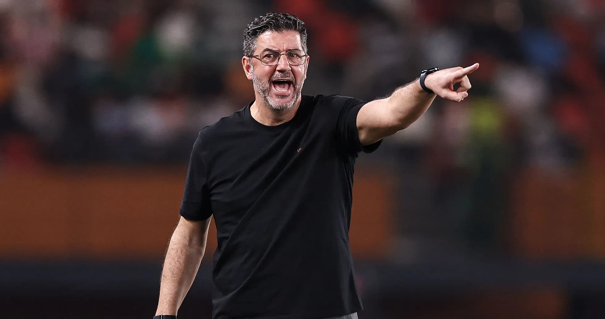 Entrenador dirigiendo a su equipo durante el partido Entrenador dirigiendo a su equipo durante el partido