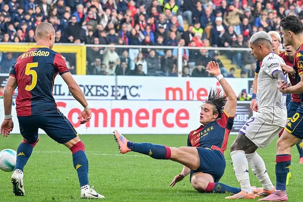 Jugadores de Fiorentina y Genoa en acción Jugadores de Fiorentina y Genoa en acción