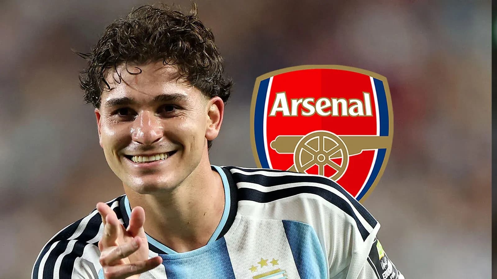 Jugador sonriente con camiseta de Argentina y logo de Arsenal Jugador sonriente con camiseta de Argentina y logo de Arsenal