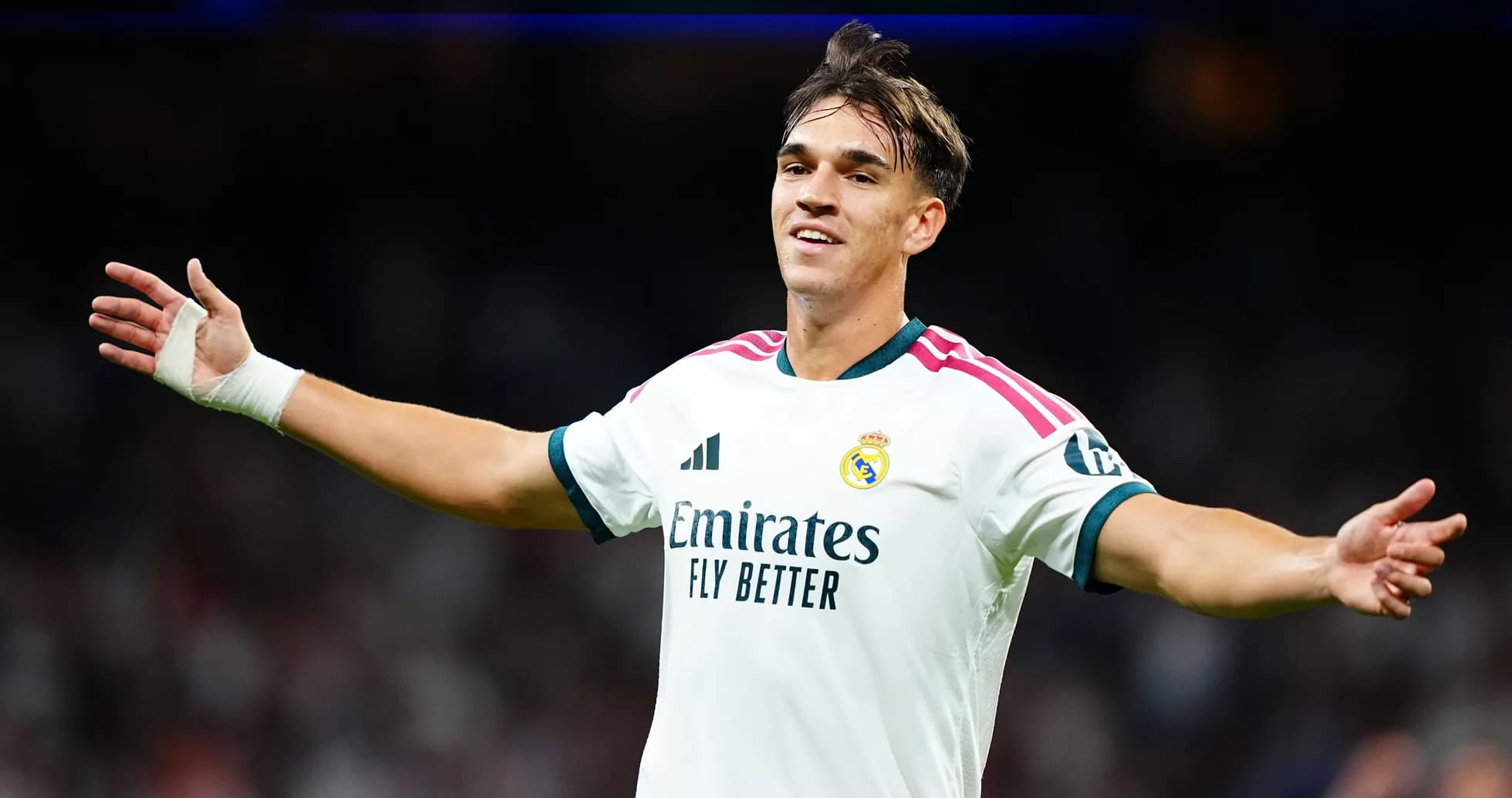 Jugador de Real Madrid celebrando con brazos abiertos Jugador de Real Madrid celebrando con brazos abiertos