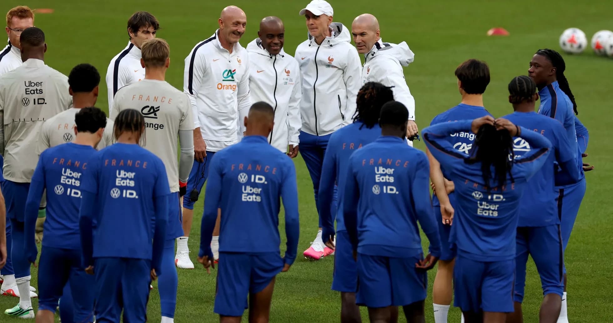 Entrenamiento del equipo nacional de Francia en el campo Entrenamiento del equipo nacional de Francia en el campo