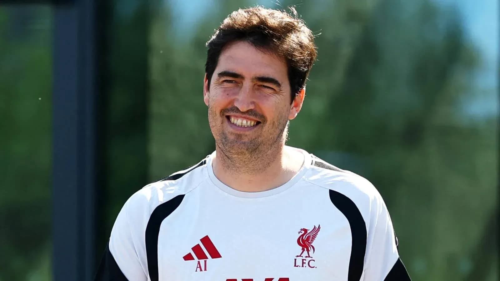 Entrenador de Liverpool sonriente durante entrenamiento Entrenador de Liverpool sonriente durante entrenamiento