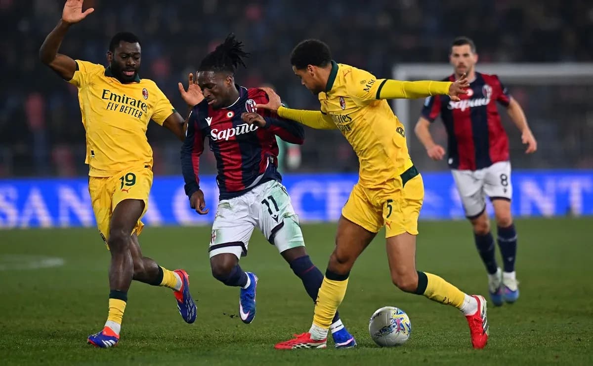 Jugadores de AC Milan y Bologna luchando por el balón Jugadores de AC Milan y Bologna luchando por el balón
