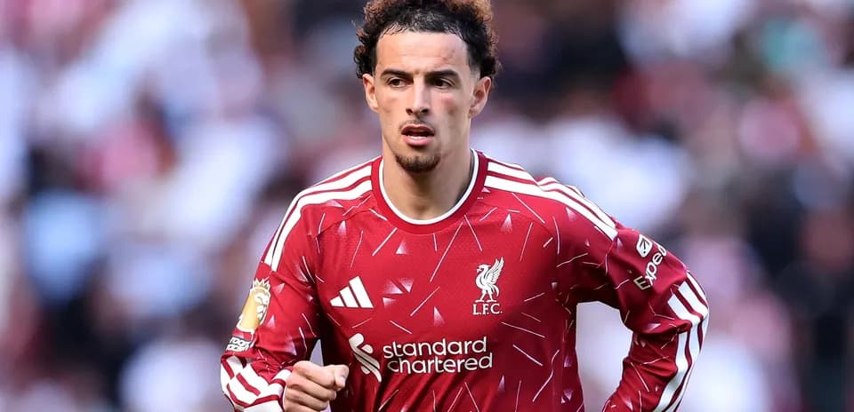 Jugador de Liverpool corriendo en el campo Jugador de Liverpool corriendo en el campo