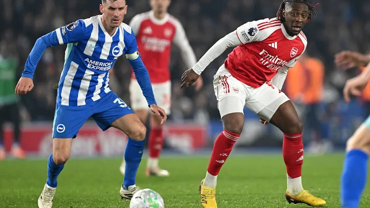 Jugador de Brighton y Arsenal luchando por el balón Jugador de Brighton y Arsenal luchando por el balón