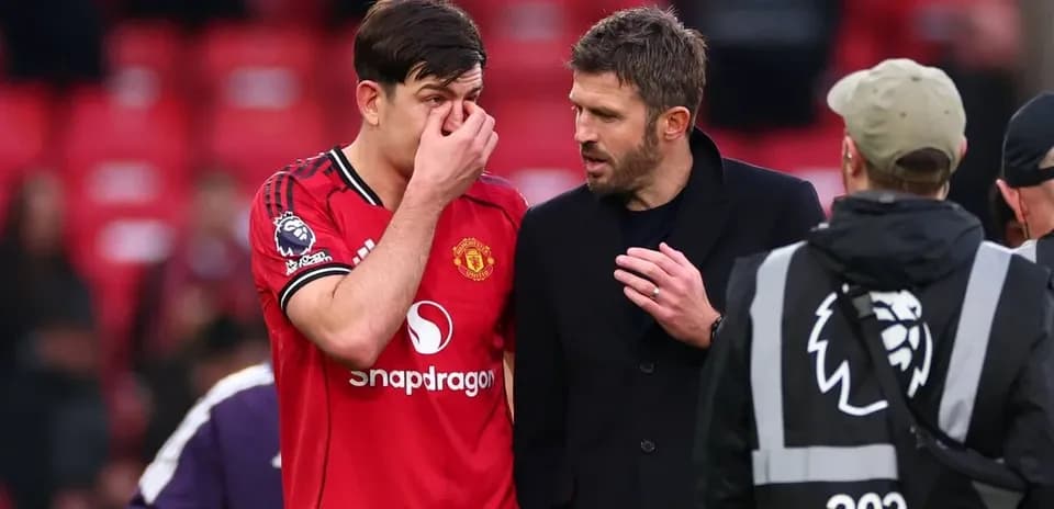 Jugador de Manchester United hablando con el entrenador Jugador de Manchester United hablando con el entrenador