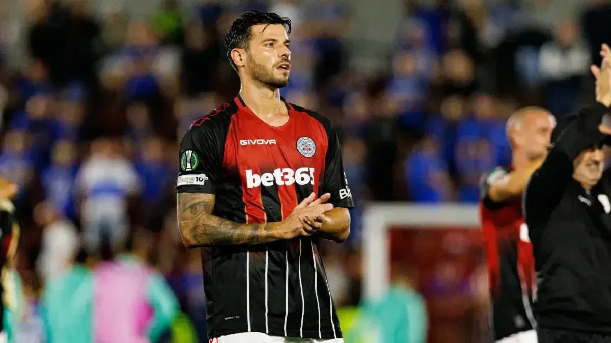 Jugador aplaudiendo tras el partido de la UEFA Jugador aplaudiendo tras el partido de la UEFA