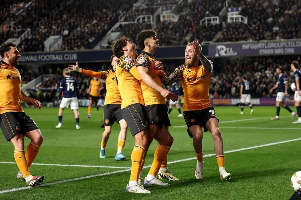 Jugadores de Wolverhampton celebrando un gol Jugadores de Wolverhampton celebrando un gol