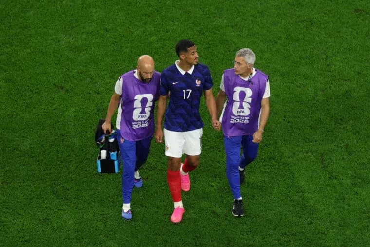 Jugador de Francia siendo asistido por el personal médico Jugador de Francia siendo asistido por el personal médico