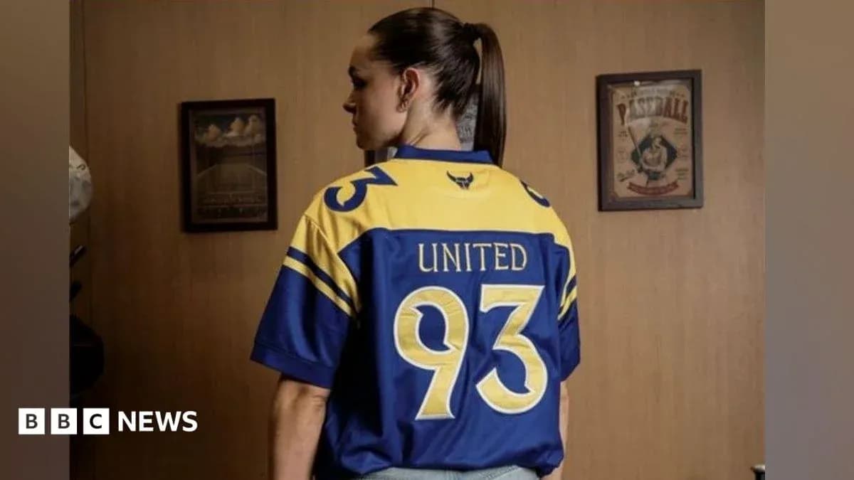 Persona con camiseta de equipo 'United' número 93 Persona con camiseta de equipo 'United' número 93