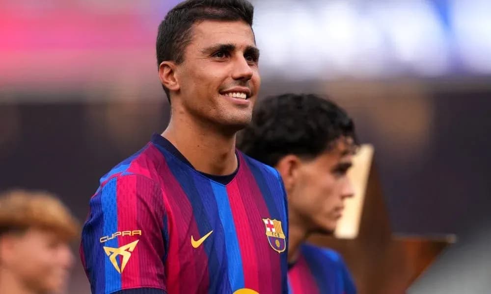 Jugador del FC Barcelona sonriente en el campo Jugador del FC Barcelona sonriente en el campo