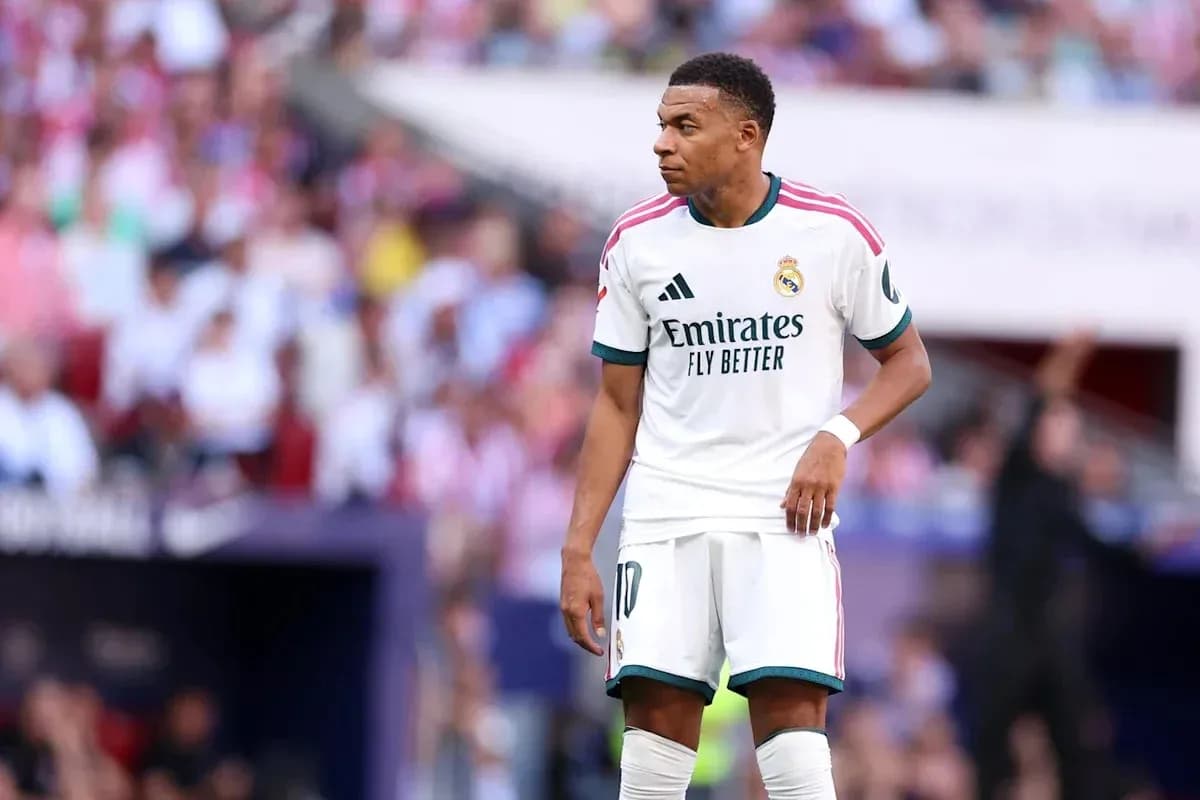 Kylian Mbappé en campo con camiseta del Real Madrid Kylian Mbappé en campo con camiseta del Real Madrid