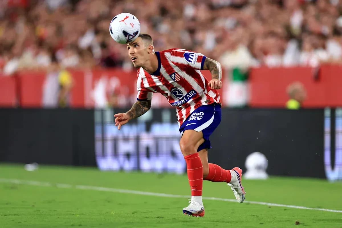 Jugador de Atlético de Madrid controlando el balón en campo Jugador de Atlético de Madrid controlando el balón en campo