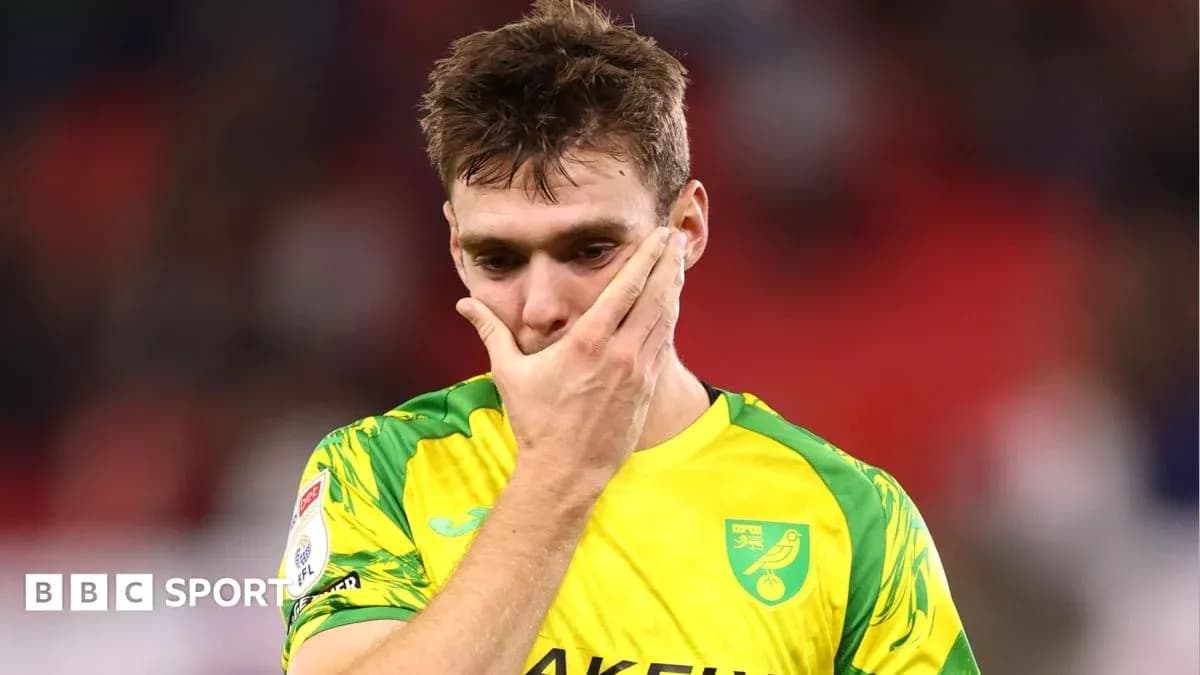Jugador de Norwich City con camiseta amarilla tras partido Jugador de Norwich City con camiseta amarilla tras partido