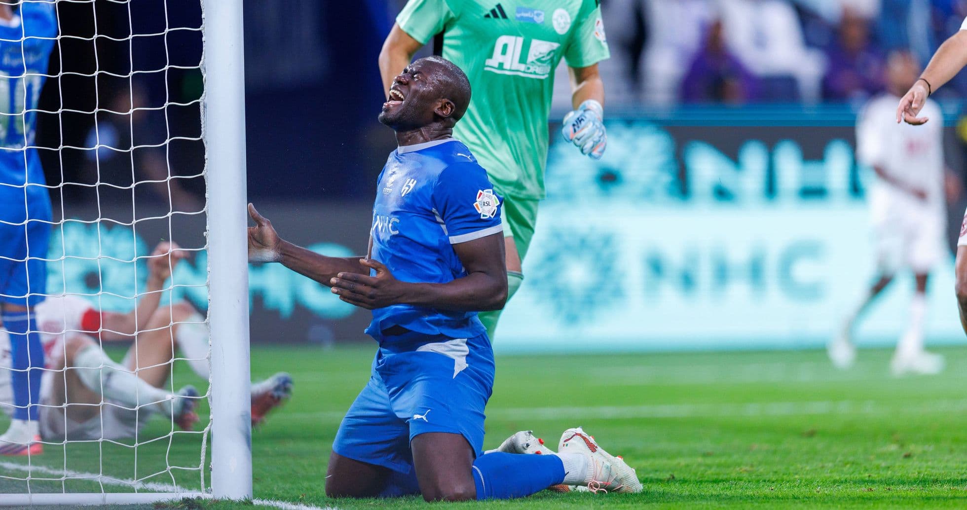 Jugador arrodillado tras fallar una oportunidad de gol Jugador arrodillado tras fallar una oportunidad de gol