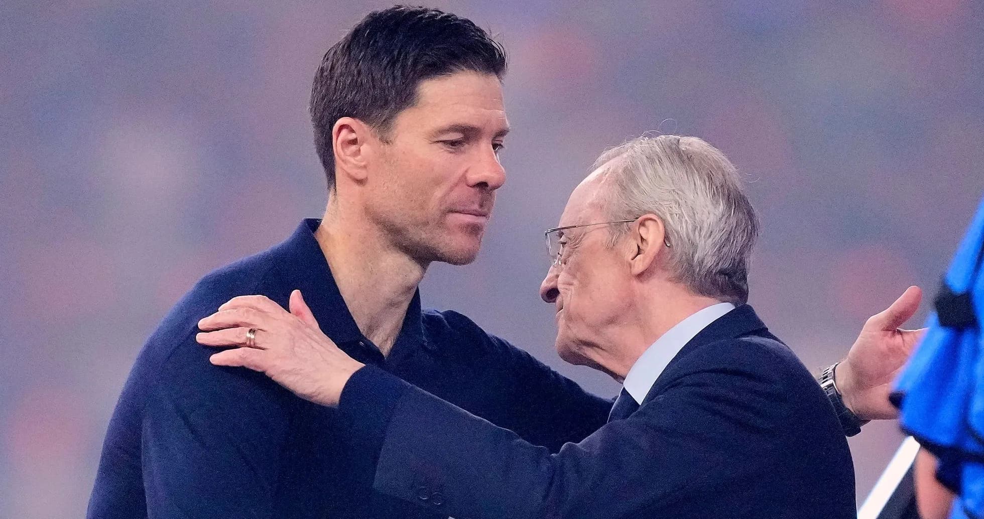 Xabi Alonso y Florentino Pérez abrazándose en evento Xabi Alonso y Florentino Pérez abrazándose en evento