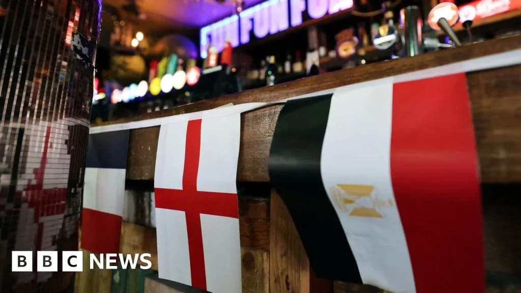 Banderas de Inglaterra, Francia y Egipto en un bar Banderas de Inglaterra, Francia y Egipto en un bar