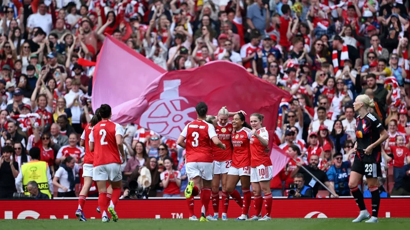 Jugadoras de Arsenal celebrando un gol frente a la afición Jugadoras de Arsenal celebrando un gol frente a la afición