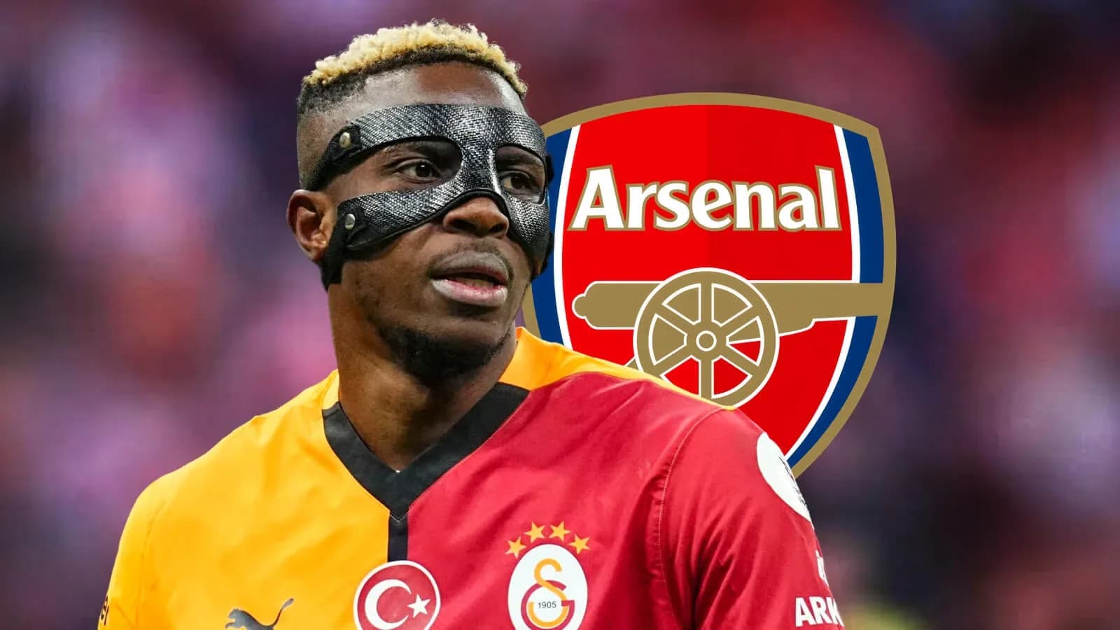 Jugador con máscara en uniforme de Galatasaray Jugador con máscara en uniforme de Galatasaray