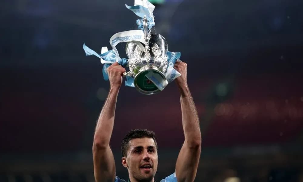 Jugador levantando trofeo en celebración Jugador levantando trofeo en celebración