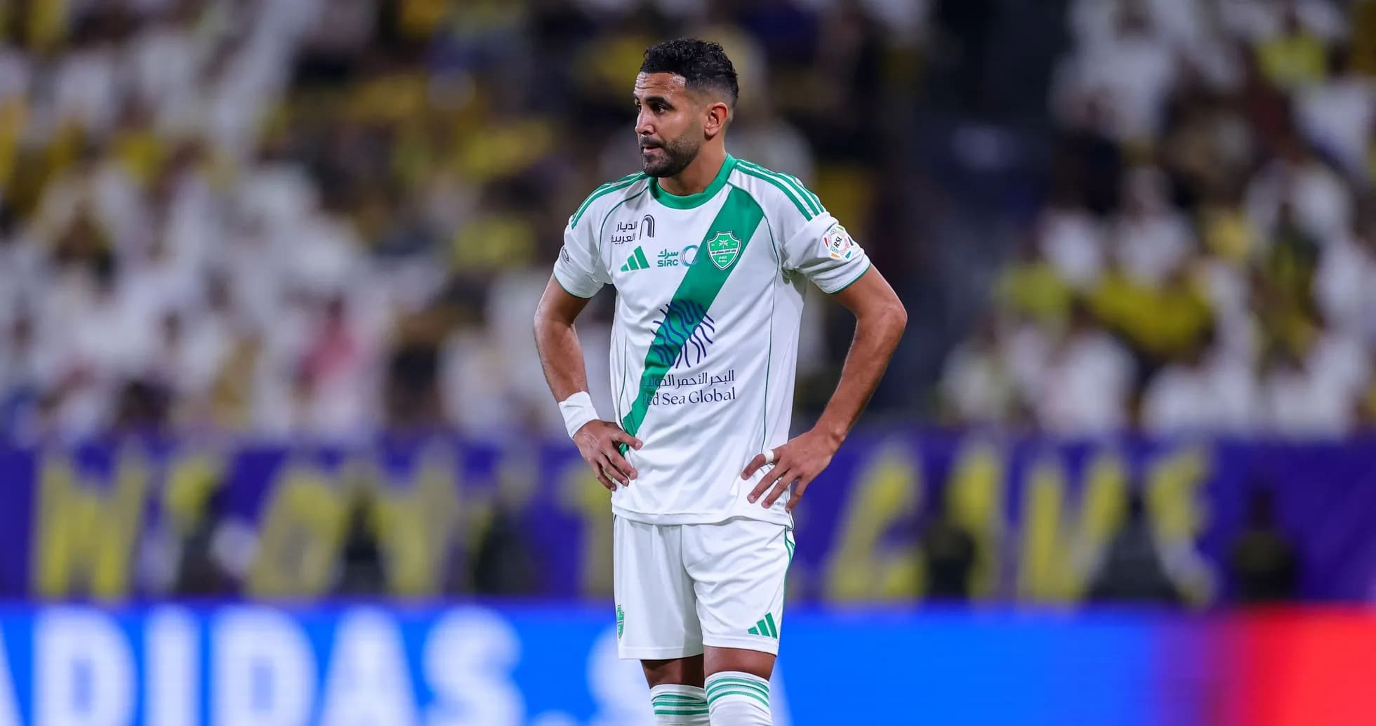 Jugador de fútbol en uniforme del equipo Al-Ahli Jugador de fútbol en uniforme del equipo Al-Ahli