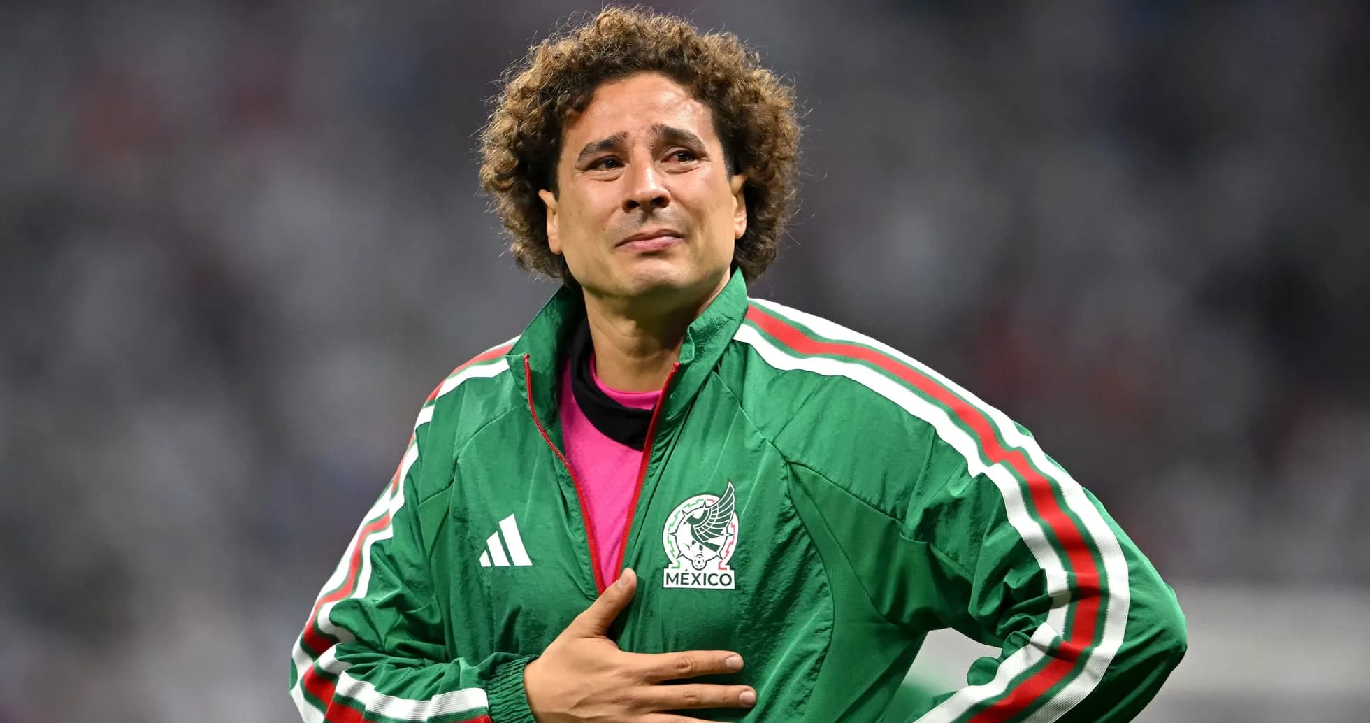 Portero mexicano con chaqueta verde en el campo Portero mexicano con chaqueta verde en el campo