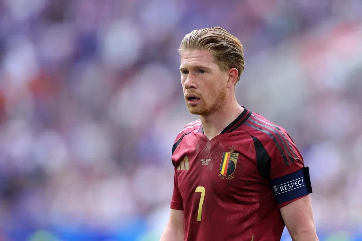 Jugador de Bélgica con camiseta roja en el campo Jugador de Bélgica con camiseta roja en el campo