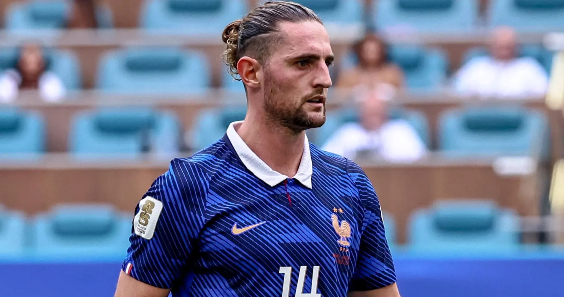 Jugador de Francia con camiseta azul en el campo Jugador de Francia con camiseta azul en el campo