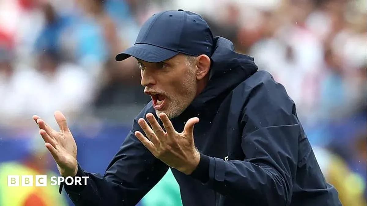 Entrenador dando instrucciones durante un partido Entrenador dando instrucciones durante un partido