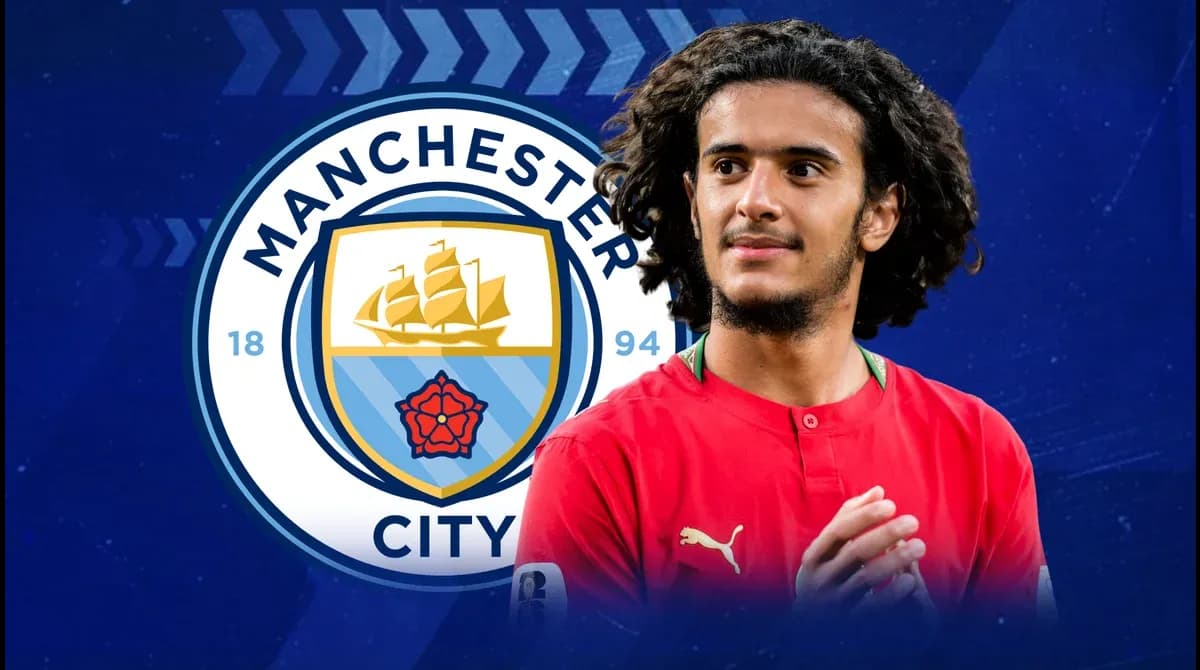 Jugador de Manchester City frente a su escudo Jugador de Manchester City frente a su escudo