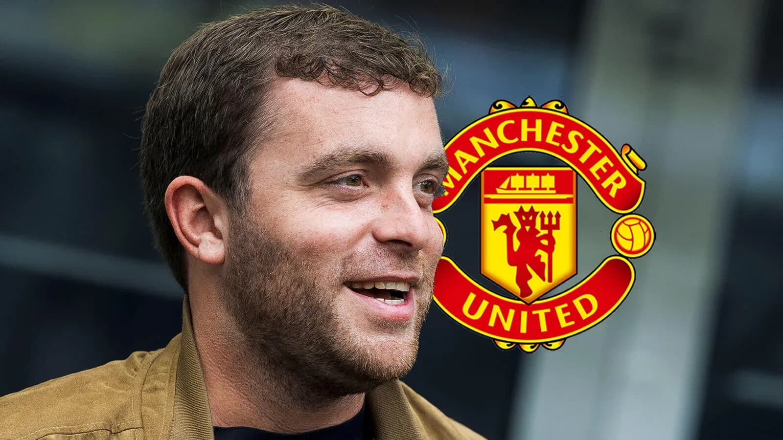 Hombre sonriendo con logo de Manchester United de fondo Hombre sonriendo con logo de Manchester United de fondo