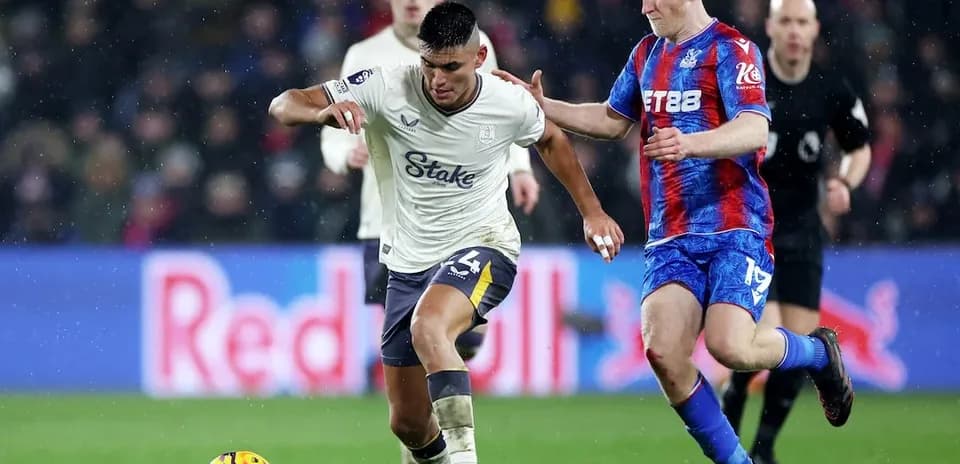Jugador de Crystal Palace persigue a rival de Everton Jugador de Crystal Palace persigue a rival de Everton
