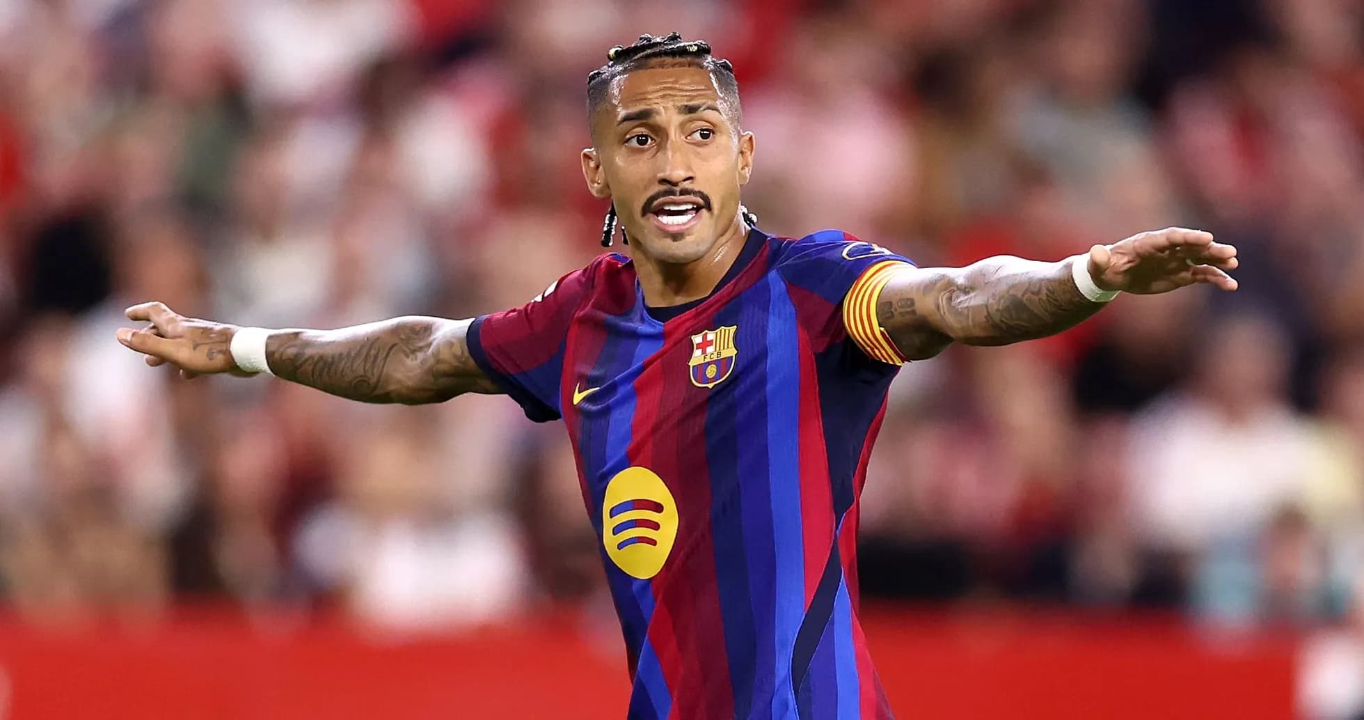 Jugador de Barcelona dirigiendo a su equipo en el campo Jugador de Barcelona dirigiendo a su equipo en el campo