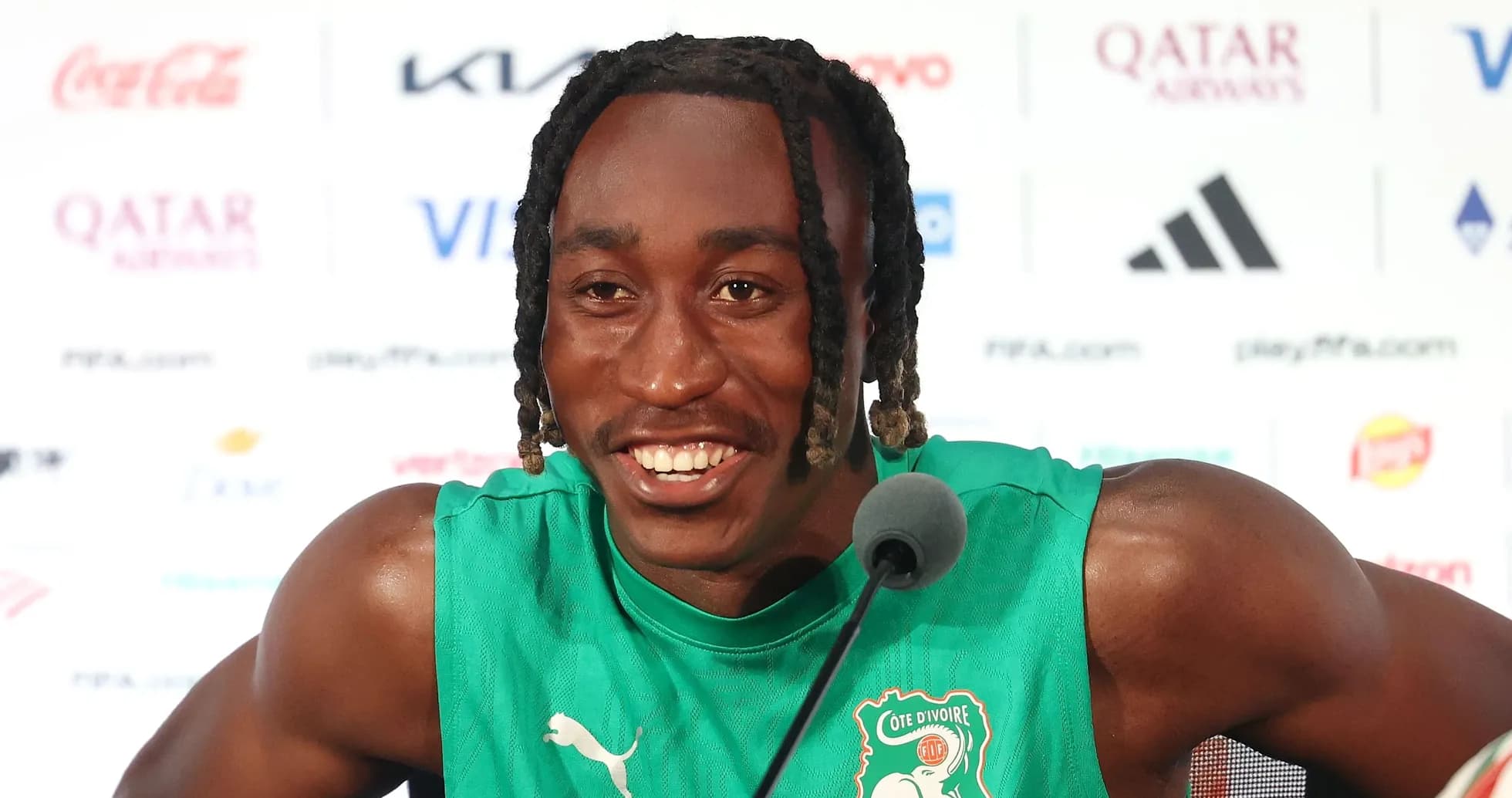 Jugador de Costa de Marfil en conferencia de prensa Jugador de Costa de Marfil en conferencia de prensa