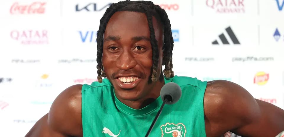 Jugador de Costa de Marfil en conferencia de prensa Jugador de Costa de Marfil en conferencia de prensa