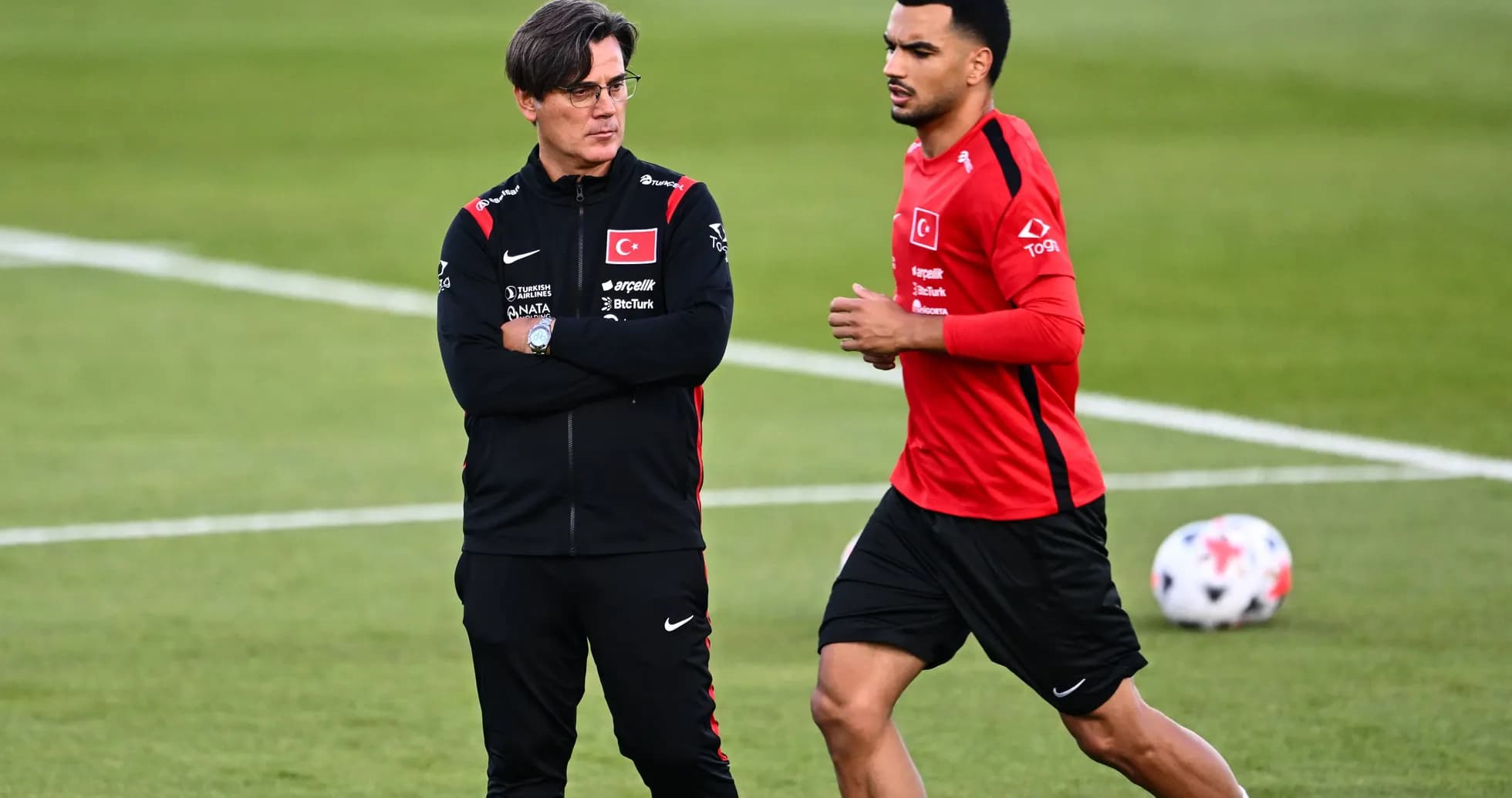 Entrenador observando a jugador durante entrenamiento Entrenador observando a jugador durante entrenamiento