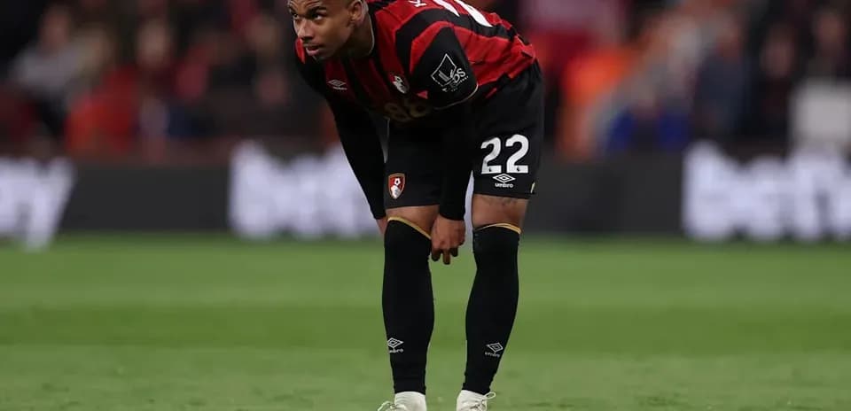 Jugador de Bournemouth agachado en el campo Jugador de Bournemouth agachado en el campo