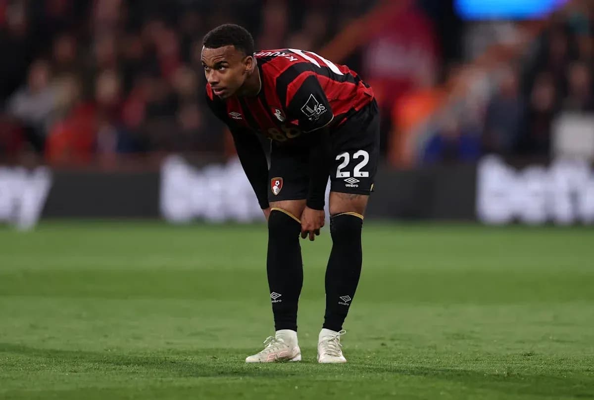 Jugador de Bournemouth agachado en el campo Jugador de Bournemouth agachado en el campo