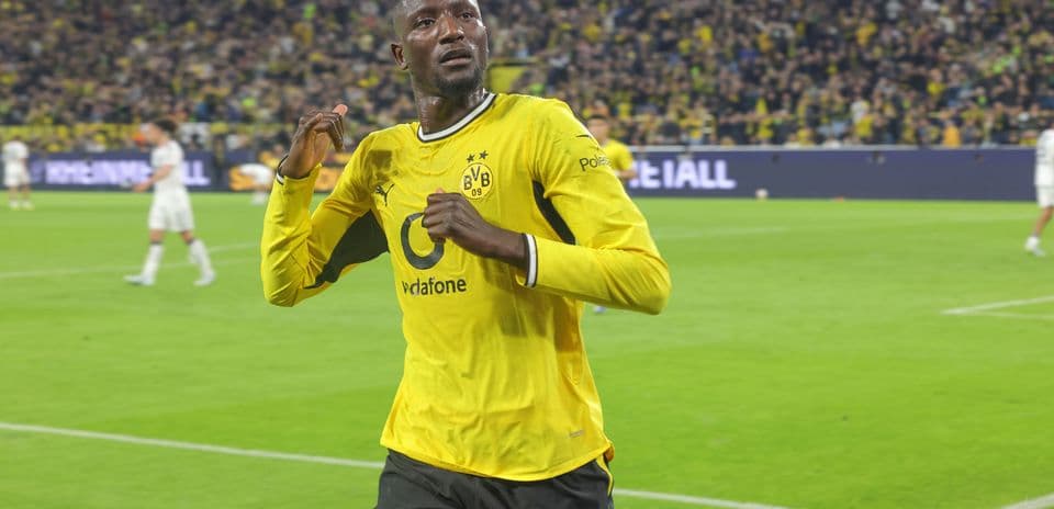Jugador de Borussia Dortmund celebrando un gol Jugador de Borussia Dortmund celebrando un gol