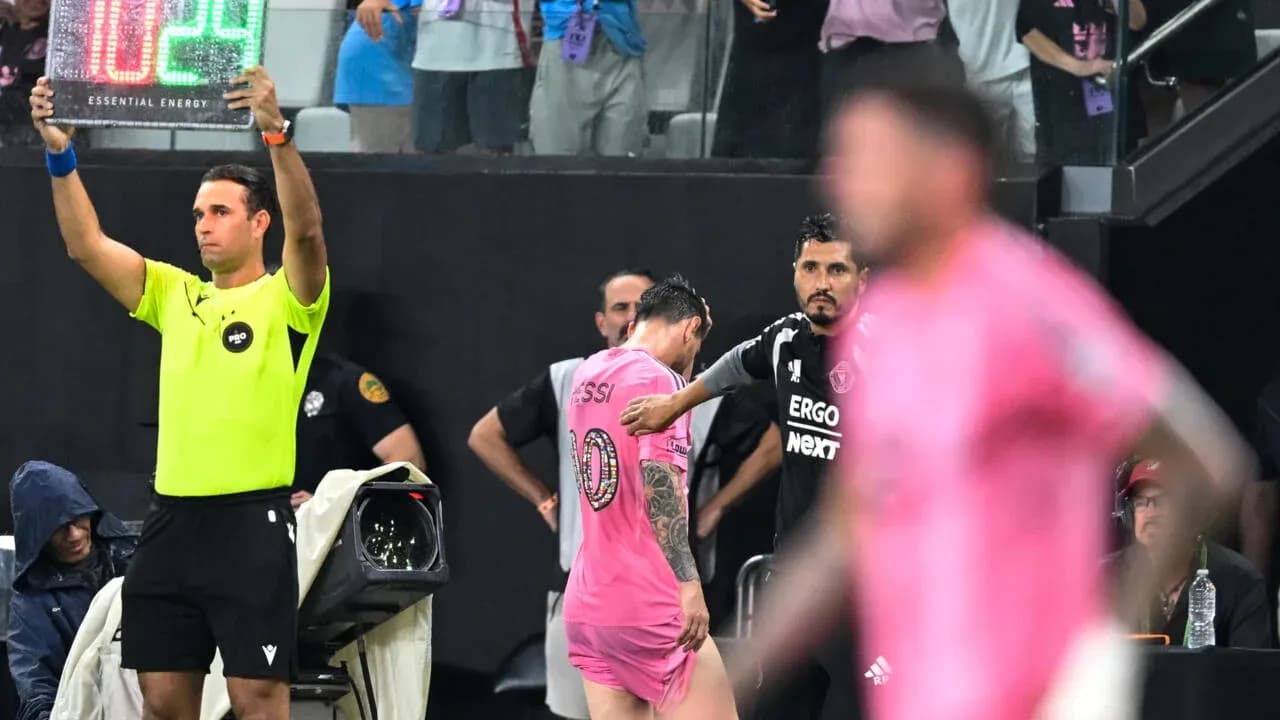 Jugador Messi saliendo del campo durante sustitución Jugador Messi saliendo del campo durante sustitución